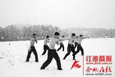 特警雪中赤膊训练