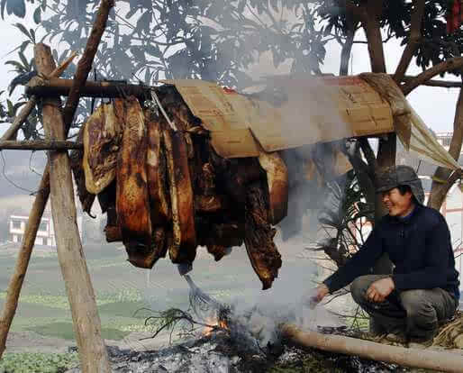 最奇葩的熏腊肉 居然烧死了4头大肥猪