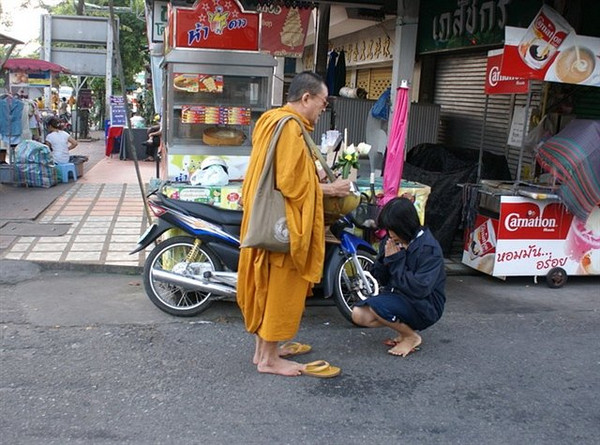 在泰国清迈看佛教信仰、和尚和修行人