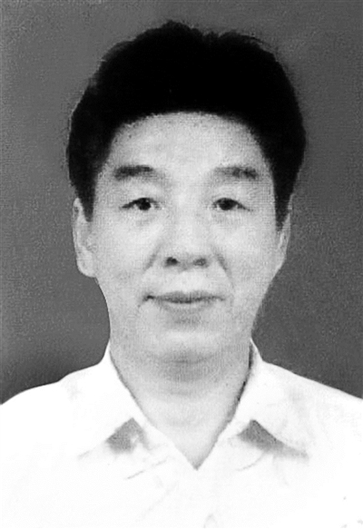 因私挖地下室引发塌陷事件的德内大街93号院业主李宝俊,昨日上午向徐州市泉山区人大常委会递交了辞职报告。昨日下午,徐州市泉山区人大常委会做出关于接受李宝俊辞去徐州市第十五届人大代表职务请求的决定。