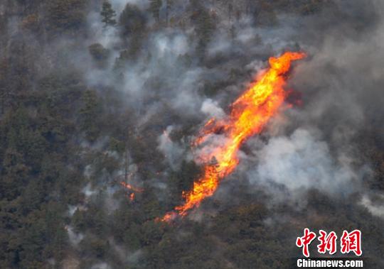 雅江发生森林火灾，山高扑救难度大。 曾鹏 摄