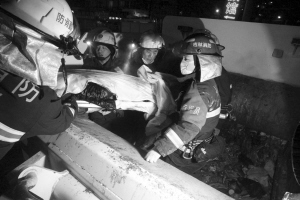 消防官兵将遇难的吴俊从垃圾压缩机中抬出 消防供图