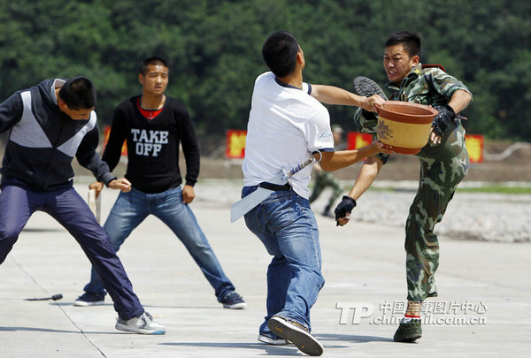 资料图:武警战士进行一对三擒拿演练.