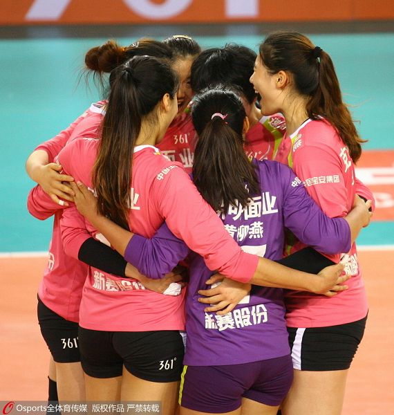 图文:八一女排夺联赛冠军 八一抱团