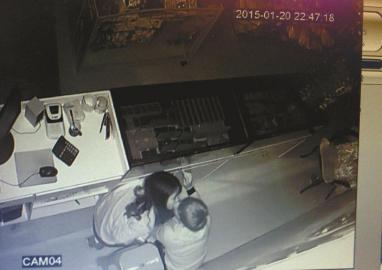 飾品店監控顯示一對年輕男女在盜竊成功后熱吻。