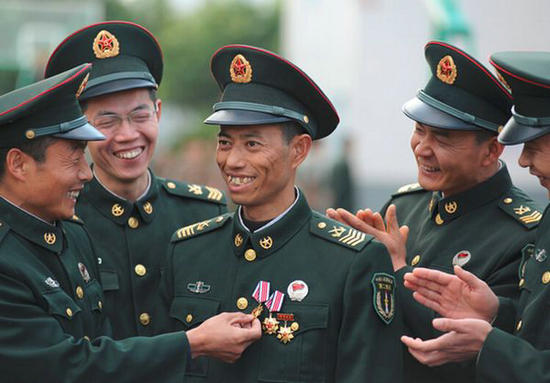 一级军士长王忠心 被习主席一眼认出