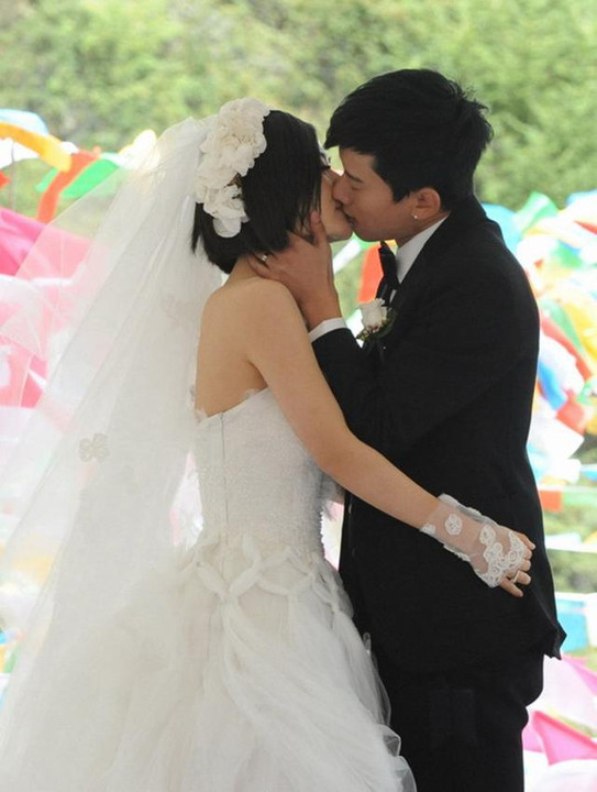 张杰和谢娜婚礼傻拥吻