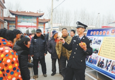 1月30日,沁阳市公安局西沁阳村包村民警利用该村举办庙会,群众比较