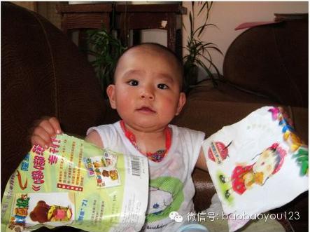 两岁以下宝宝爱撕书,该如何让宝宝看书呢?