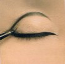 大欧式眼妆又名大小倒勾,是在眼窝凹陷的位置自后眼尾向内做一条