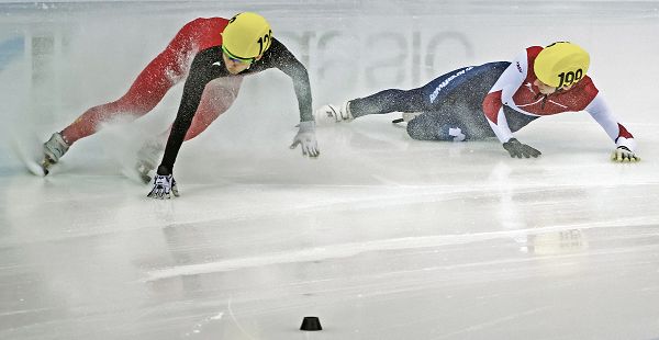 图文:短道速滑世界杯德国站 武大靖与对手碰撞