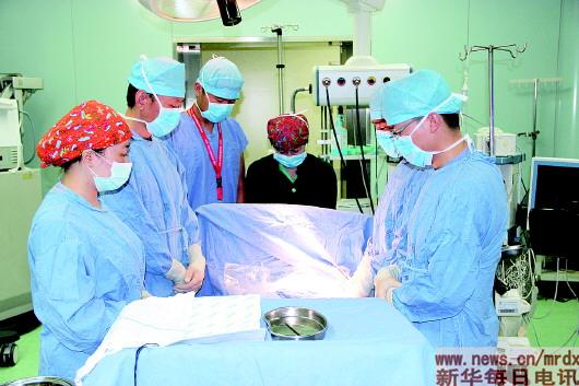 2014年4月28日，在北京武警总医院，医护人员在获取捐献者器官后，对死者进行默哀。（被采访者供图）