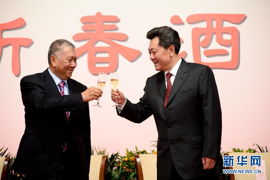2月10日,主礼嘉宾与来宾在新春酒会上祝酒.