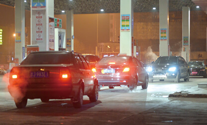 今年 油价首涨 昨晚 排队加油-中国石油(60185