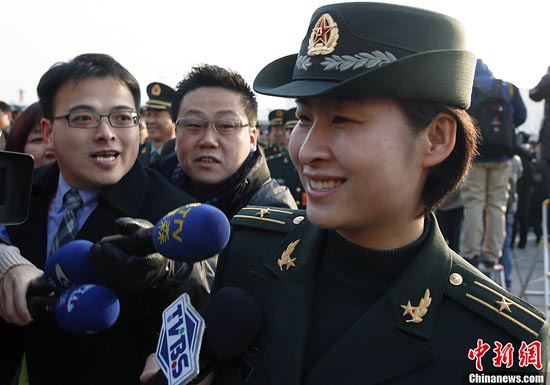 中国首位女航天员刘洋已当妈 微笑颁奖(5)