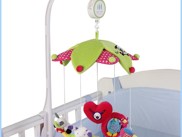 床上悬挂玩具讲究多,小心宝宝对眼