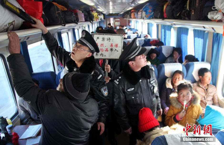随着2015年春运高峰期的临近,青藏铁路公安局加大巡护力度,确保管内   