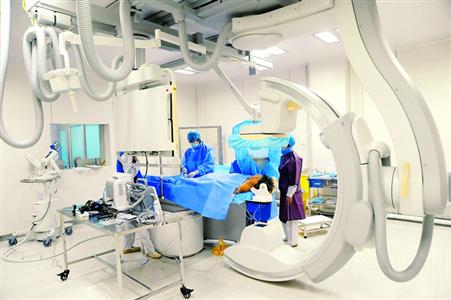 2013年3月5日，黑河市第一人民医院医护人员使用数字减影血管造影系统DSA给患者做心脏支架手术。/CFP