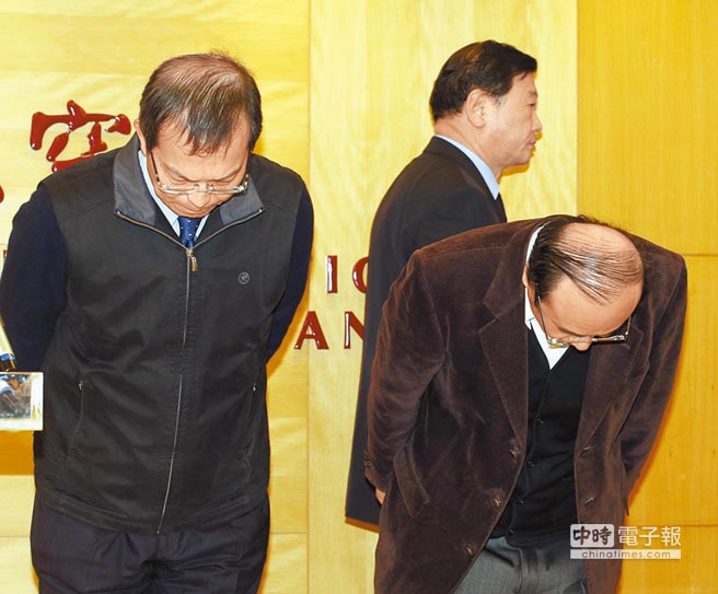 民航局重新考训复兴ATR机队机师,有10名机师未通过考试必须停飞,会后交通部长陈建宇(右)与民航局长林志明(左)鞠躬致意,而复兴航空总经理吴沪生(中)头也不回快步离去。(王英豪摄)来源:中时