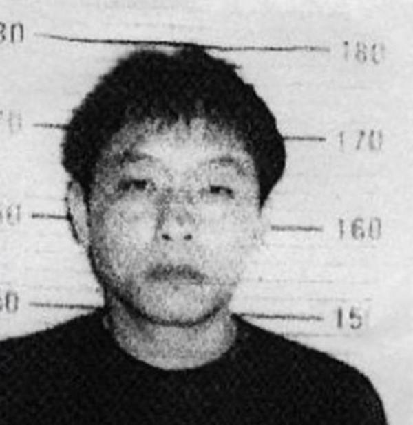 高雄监狱11日下午发生挟持事件，竹联帮尊堂堂主郑立德（图）带头挟持典狱长及戒护科长，他因杀人重罪判 刑28年半，于2013年8月入狱。
