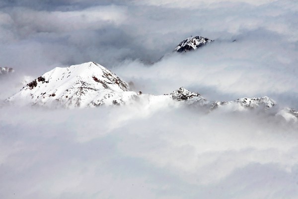 三江源林立的雪山