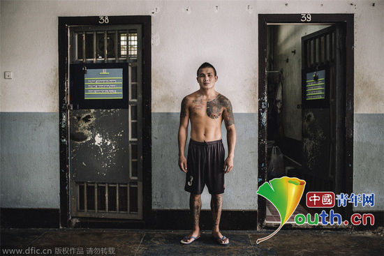 囚犯们在为泰拳比赛做准备。