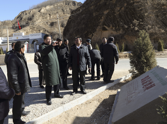 47年前，十五六岁的习近平，来到梁家河大队，开始了他艰苦却受益终生的插队岁月—住窑洞、睡土炕，忍耐跳蚤叮咬，与村民同吃同住，打坝挑粪、修公路、建沼气，在这里加入中国共产党，担任大队党支部书记……直到1975年秋天才离开这里，整整7年时间。