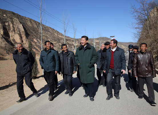 47年前，十五六岁的习近平，来到梁家河大队，开始了他艰苦却受益终生的插队岁月—住窑洞、睡土炕，忍耐跳蚤叮咬，与村民同吃同住，打坝挑粪、修公路、建沼气，在这里加入中国共产党，担任大队党支部书记……直到1975年秋天才离开这里，整整7年时间。