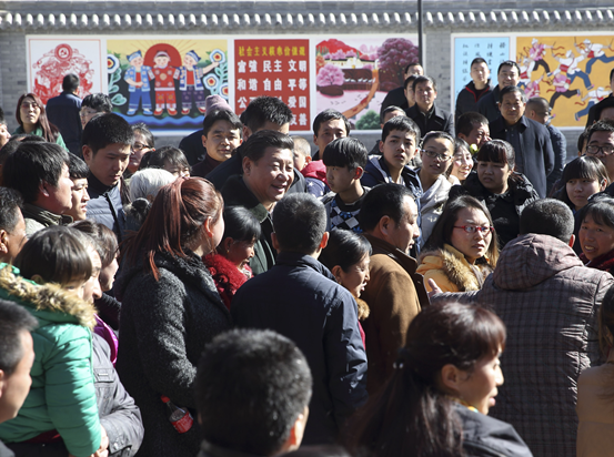 47年前，十五六岁的习近平，来到梁家河大队，开始了他艰苦却受益终生的插队岁月—住窑洞、睡土炕，忍耐跳蚤叮咬，与村民同吃同住，打坝挑粪、修公路、建沼气，在这里加入中国共产党，担任大队党支部书记……直到1975年秋天才离开这里，整整7年时间。