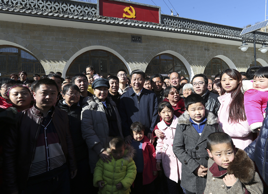47年前，十五六岁的习近平，来到梁家河大队，开始了他艰苦却受益终生的插队岁月—住窑洞、睡土炕，忍耐跳蚤叮咬，与村民同吃同住，打坝挑粪、修公路、建沼气，在这里加入中国共产党，担任大队党支部书记……直到1975年秋天才离开这里，整整7年时间。