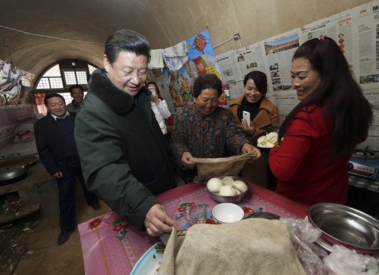 47年前，十五六岁的习近平，来到梁家河大队，开始了他艰苦却受益终生的插队岁月—住窑洞、睡土炕，忍耐跳蚤叮咬，与村民同吃同住，打坝挑粪、修公路、建沼气，在这里加入中国共产党，担任大队党支部书记……直到1975年秋天才离开这里，整整7年时间。