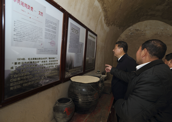 47年前，十五六岁的习近平，来到梁家河大队，开始了他艰苦却受益终生的插队岁月—住窑洞、睡土炕，忍耐跳蚤叮咬，与村民同吃同住，打坝挑粪、修公路、建沼气，在这里加入中国共产党，担任大队党支部书记……直到1975年秋天才离开这里，整整7年时间。