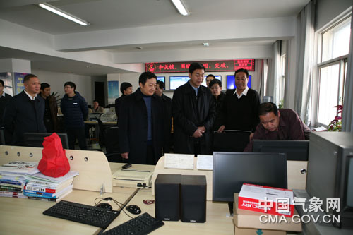 严金海在省气象服务中心了解汉藏语气象微信