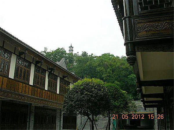 新建于新城区的北街小学和都江堰中学(原灌县中学)
