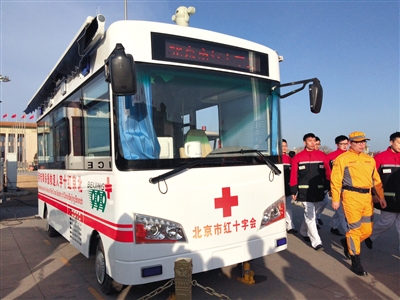 “救援保障专用车”进驻天安门广场。新京报记者 李婷婷 摄