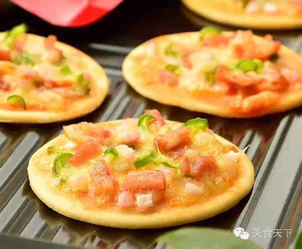 培根(适量),洋葱(适量),青椒(适量),马苏里拉芝士(适量) 制作步骤