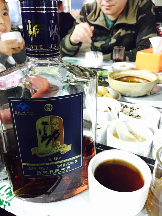 来一瓶当地出产的老牌啤酒:光明啤酒,再来一瓶参茸劲酒,是吃烧烤的