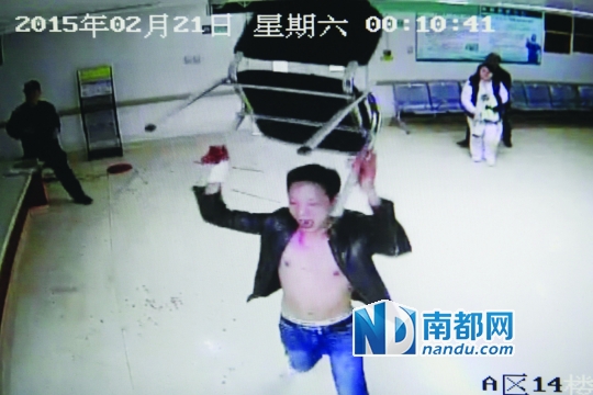 2月21日凌晨。深圳市人民医院监控录像显示，醉酒伤者右手血流不止，仍拿起凳子砸向保安。南都记者 赵炎雄 翻拍