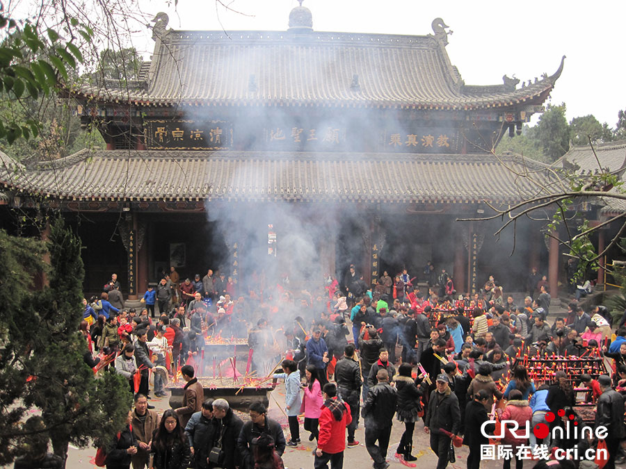 四川人过春节—烧香祈福逛庙会(高清组图)