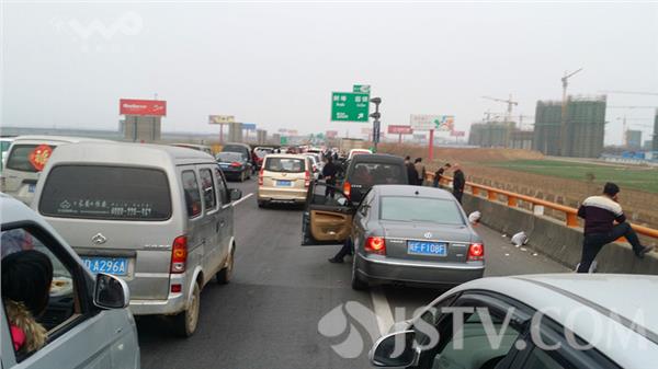 昨日宁洛高速返宁途中遭遇大堵车,原本4小时的车程跑了14小时(组图)