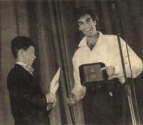 1988年大卫·科波菲尔亲自为刘谦颁发奖状