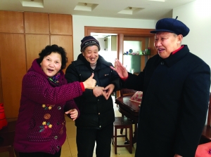 69岁老人为给聋哑邻居当翻译 开始学哑语