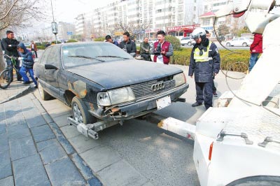 "僵尸车"占道半年多不挪窝 公告后将报废