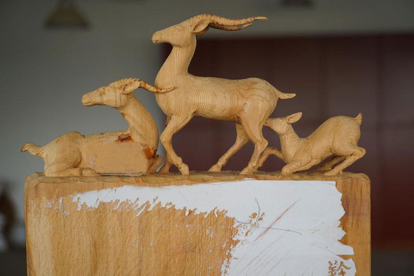 黄小明大师再创木雕工艺品羚羊木雕极致新形式