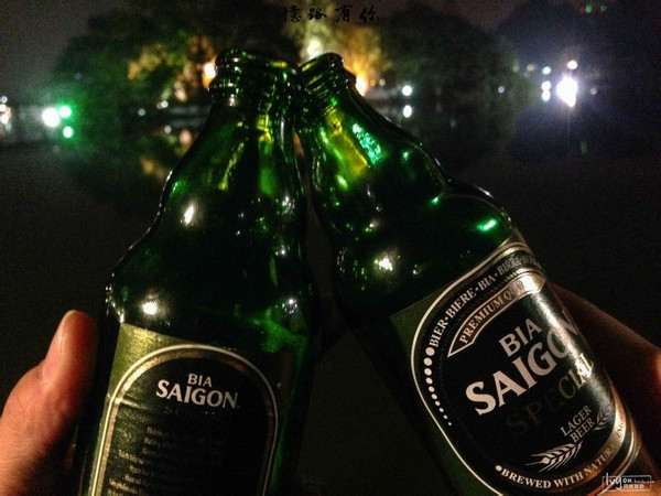 买上两瓶越南特色的西贡啤酒,我们换一种风格便一种场景在还剑湖边为