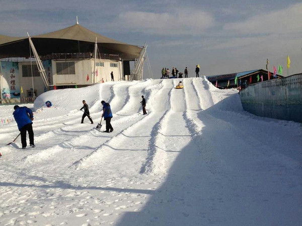 理由1——河北白鹿温泉戏雪嘉年华使用世界最先进的人工造雪系统,营造