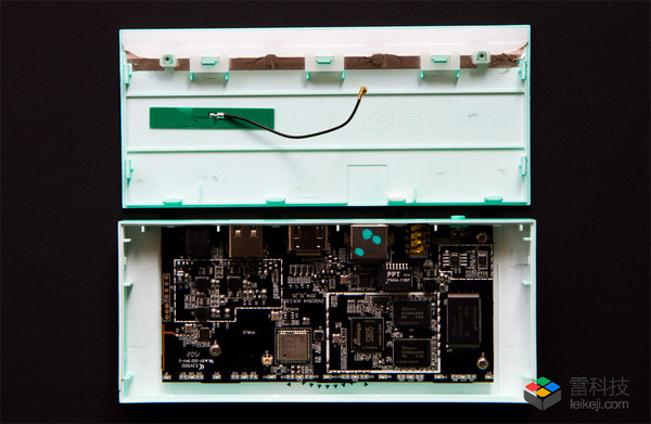 硬件构造: 智盒青芒智能网络盒子外壳采用无螺丝结构设计,外壳的设计