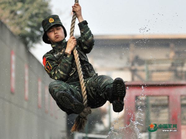 武警霸王花扛原木推汽车尽显女特警血性本色