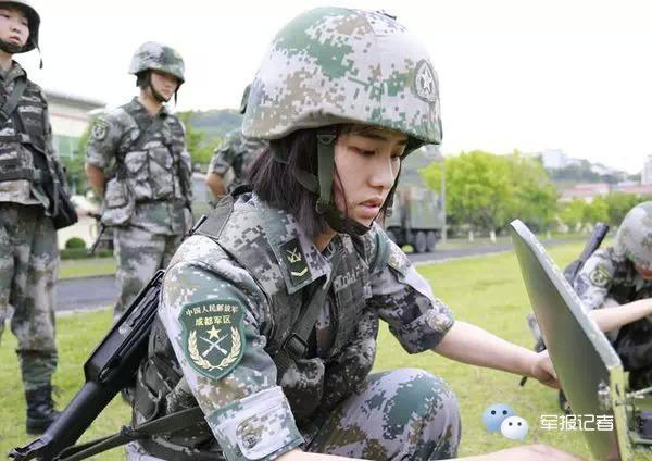 武警霸王花扛原木推汽车 尽显女特警血性本色