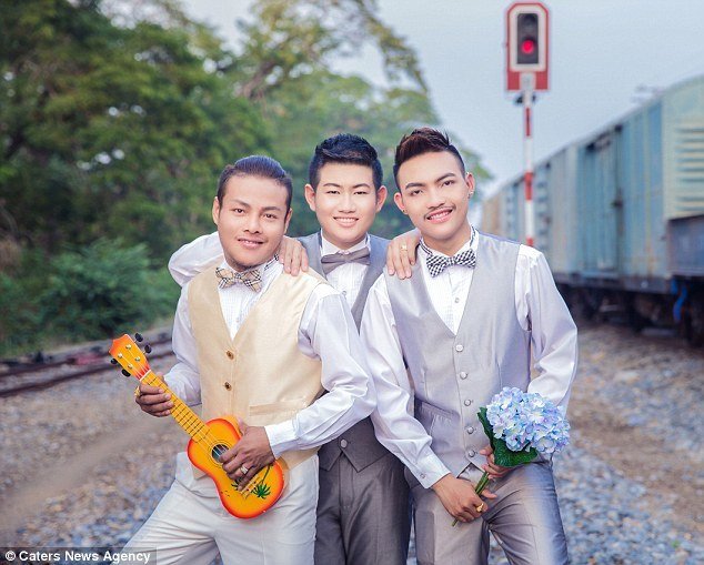 泰国男同性恋举行三人婚礼(组图)